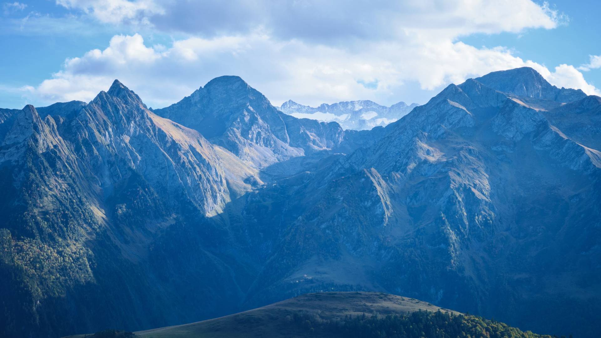 Vallée et montagnes des Pyrénées vues depuis le Coth de Baretja.
