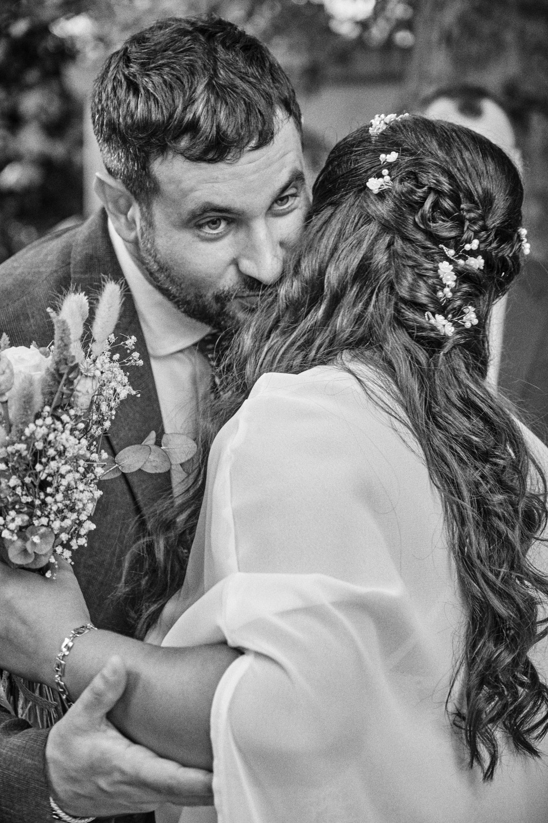 Alejandro embraces Miriam during the ceremony, in black and white.