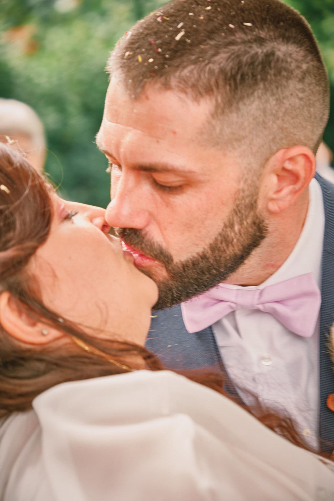 Miriam and Alejandro share a kiss.