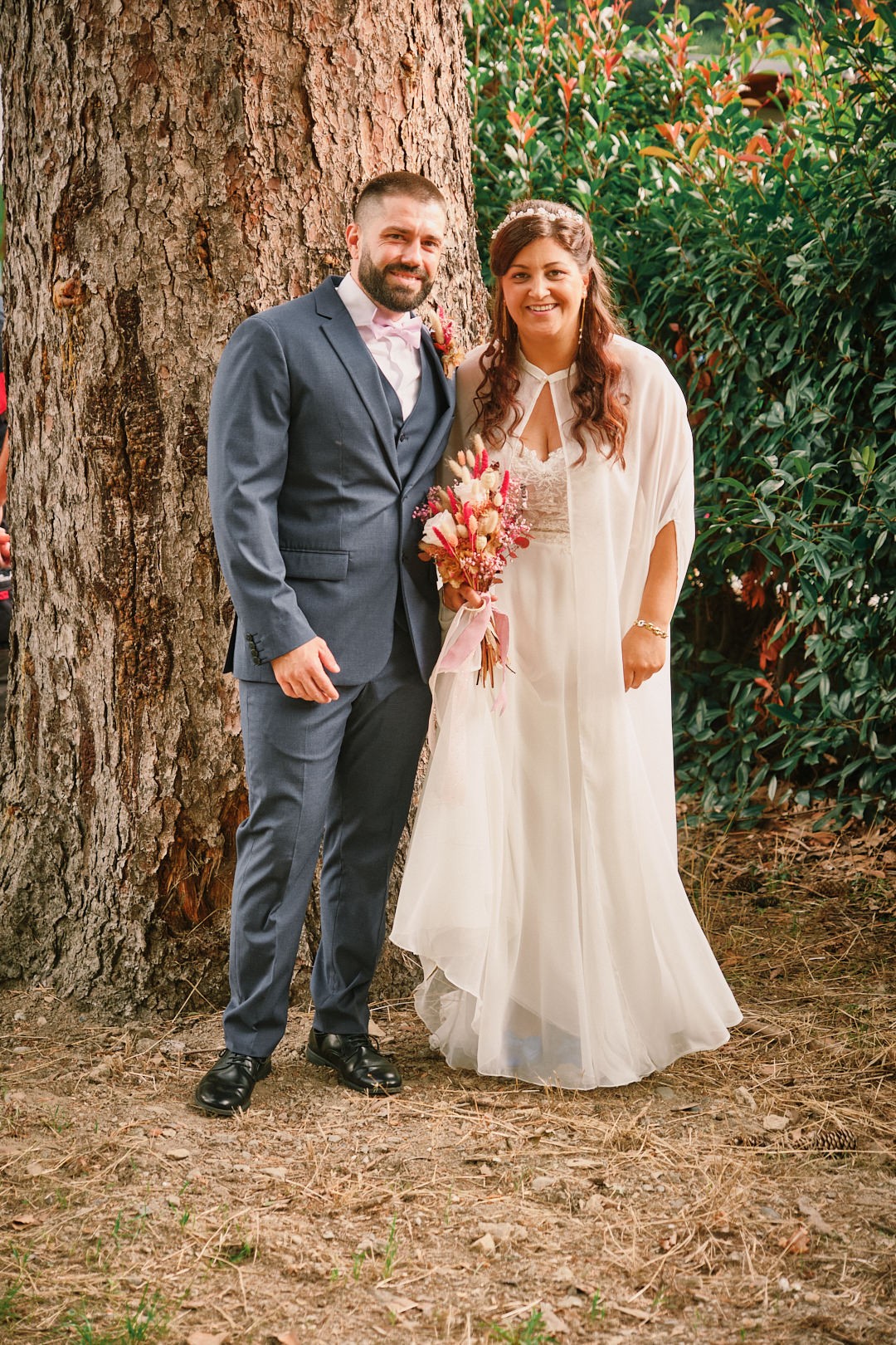 Portrait of Miriam and Alejandro beside a tree.