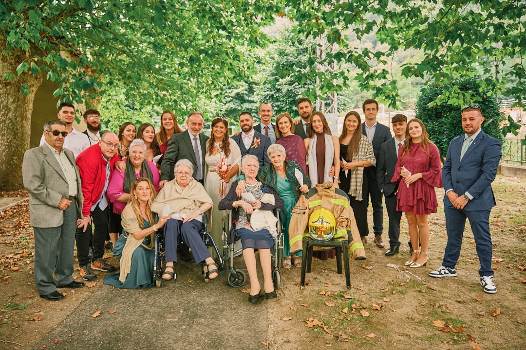 Group portrait of the couple and their loved ones in Les.