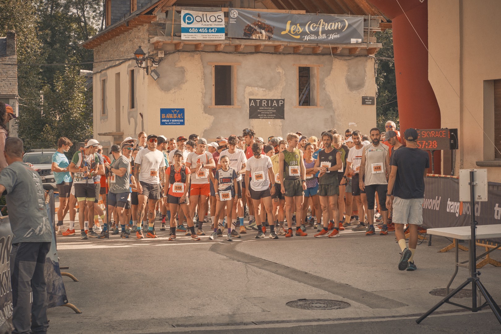 Varios participantes avanzan juntos durante la carrera al Montlude.