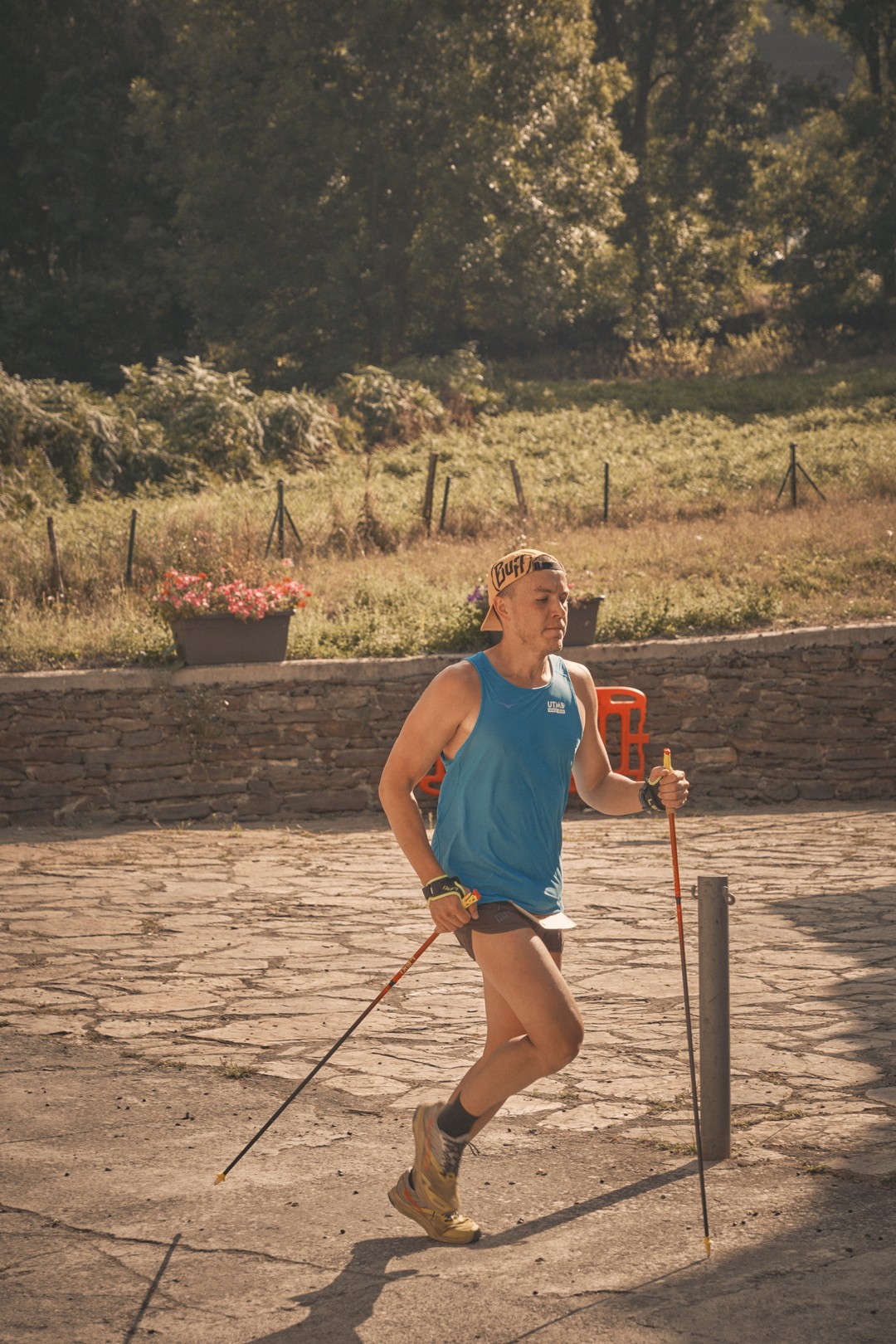 Una persona participa en la carrera al Montlude, en el recorrido.