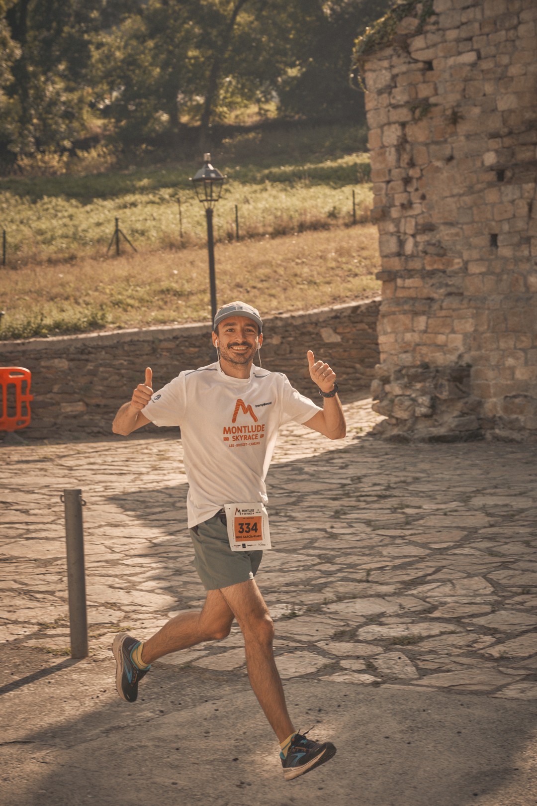 Una persona participa en la carrera al Montlude, en el recorrido.