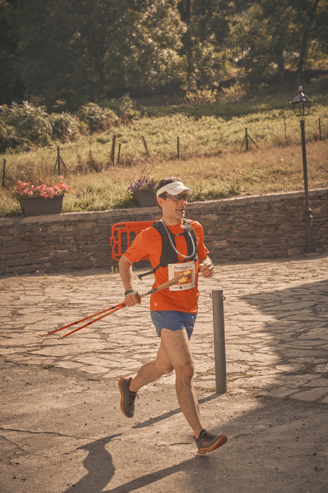 Una persona participa en la carrera al Montlude, en el recorrido.
