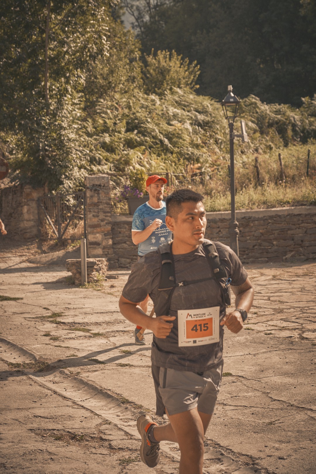 Una persona participa en la carrera al Montlude, en el recorrido.