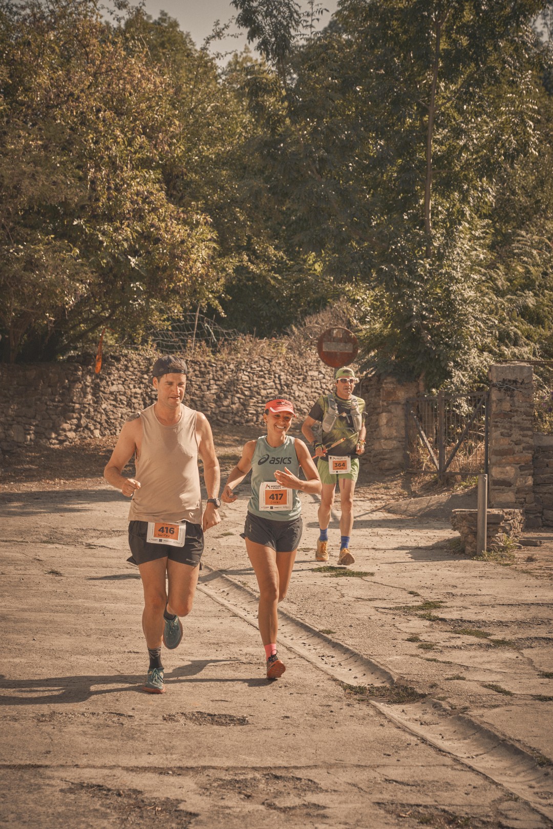 Varios participantes avanzan juntos durante la carrera al Montlude.