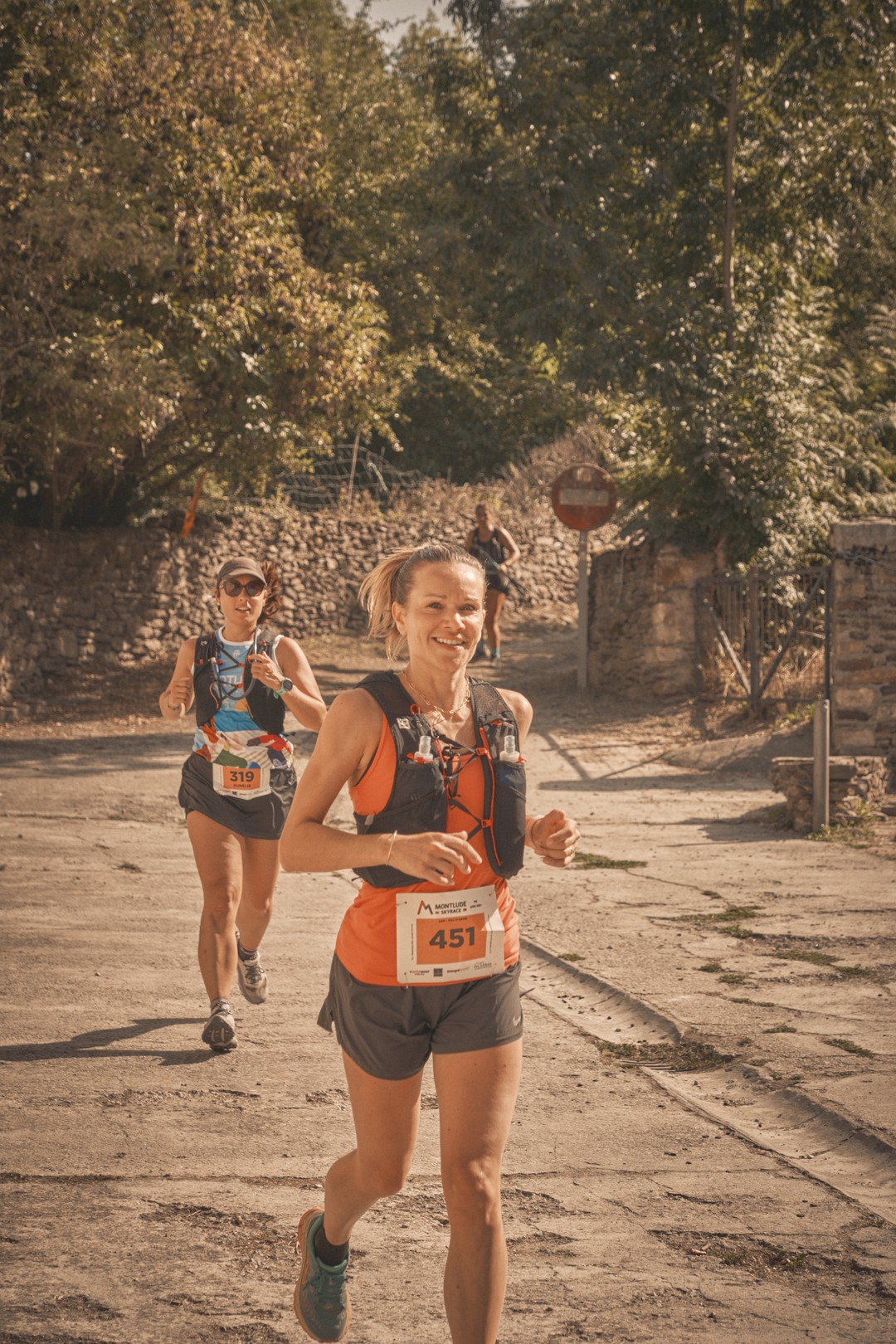Una persona participa en la carrera al Montlude, en el recorrido.