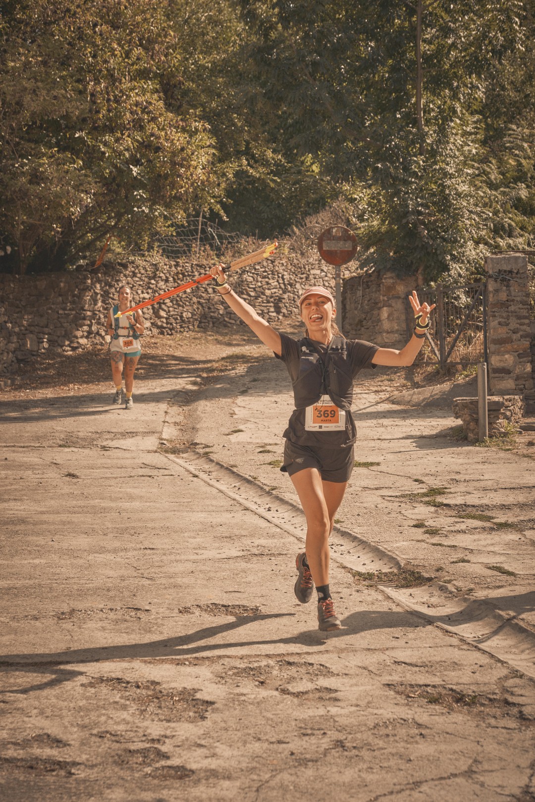 Una persona participa en la carrera al Montlude, en el recorrido.