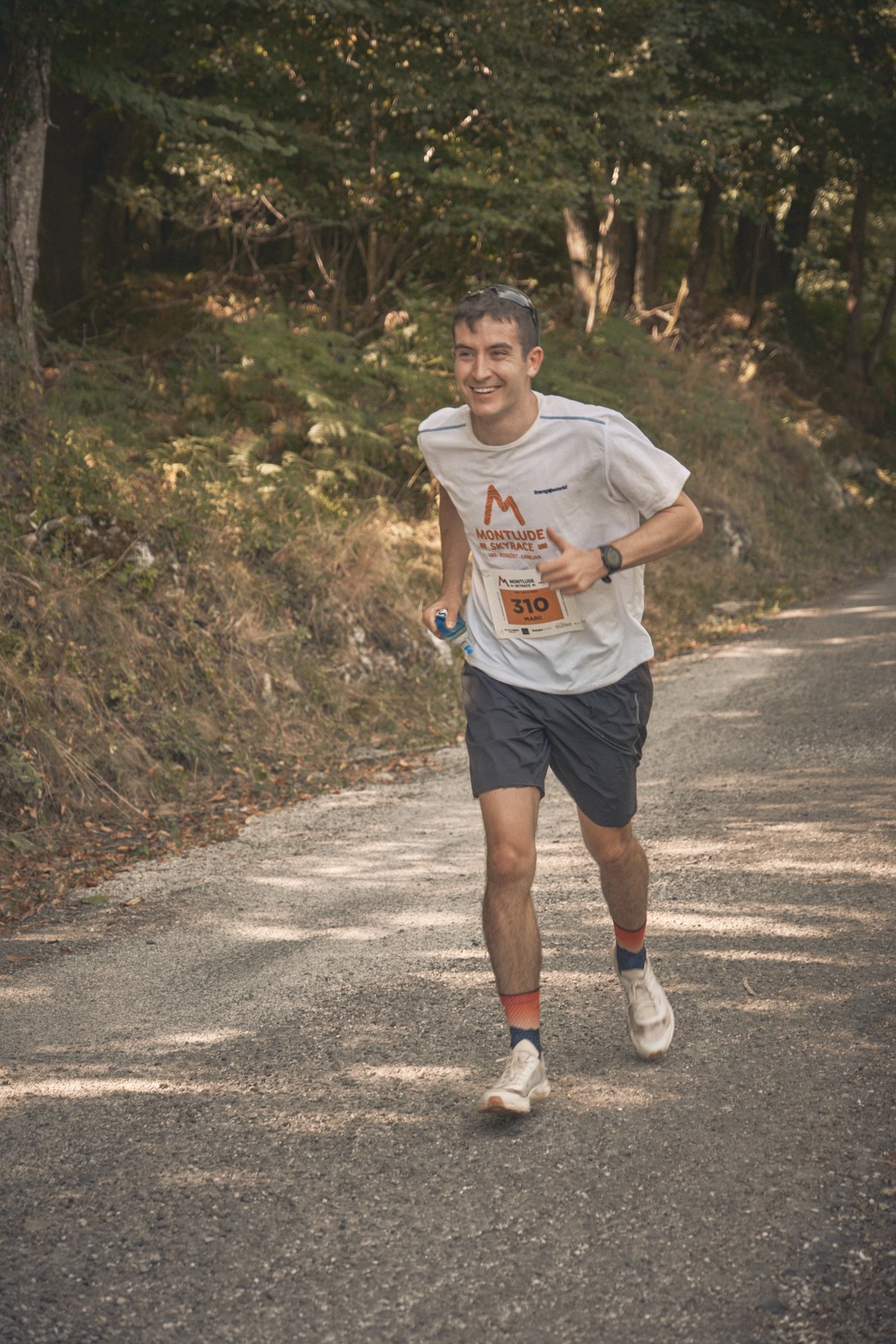 Una persona participa en la carrera al Montlude, en el recorrido.
