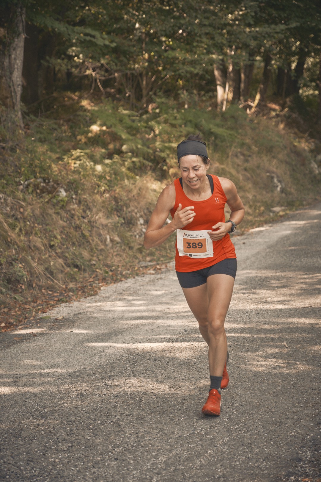Una persona participa en la carrera al Montlude, en el recorrido.