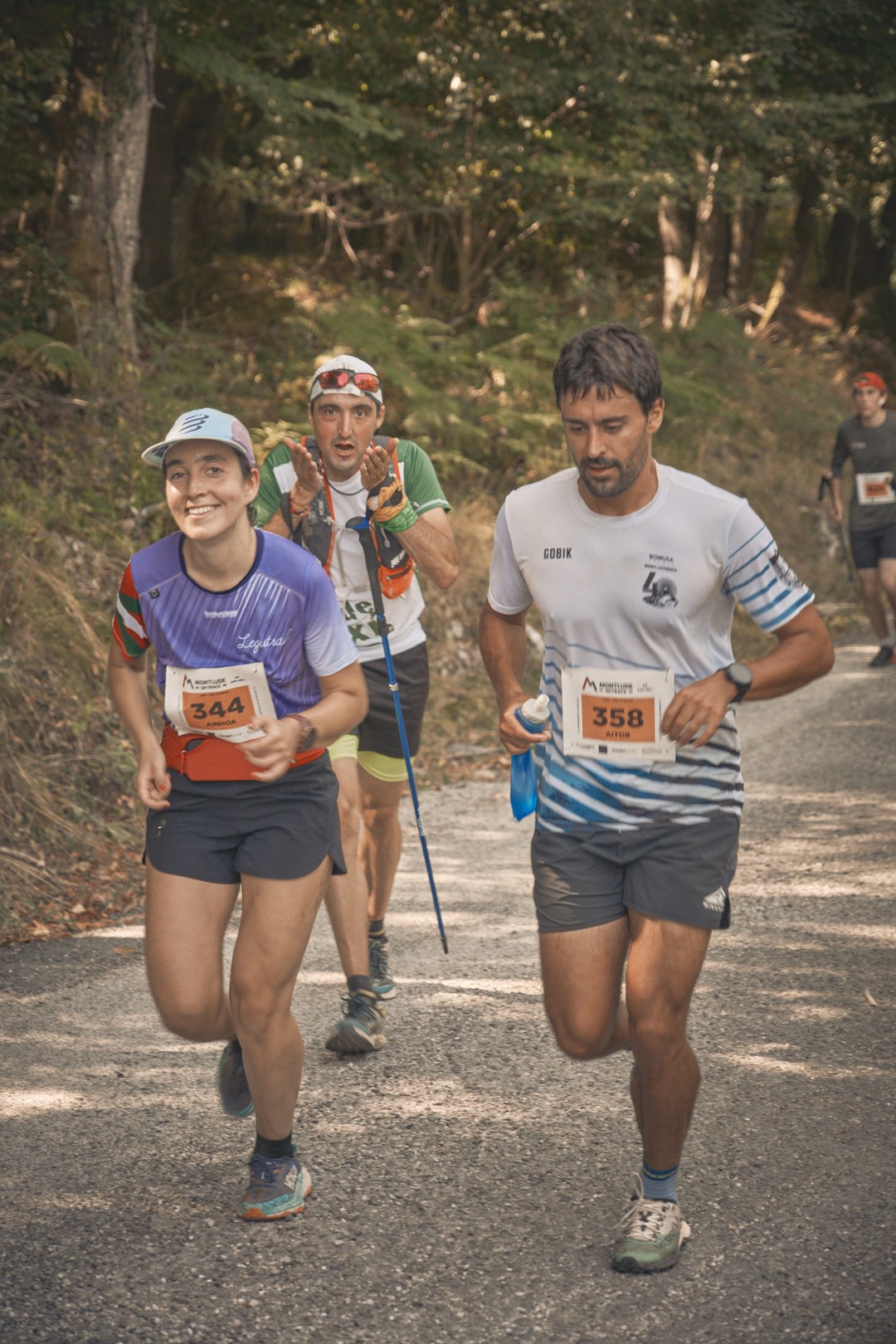Varios participantes avanzan juntos durante la carrera al Montlude.