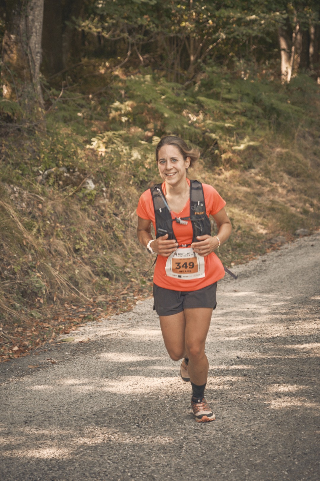 Una persona participa en la carrera al Montlude, en el recorrido.
