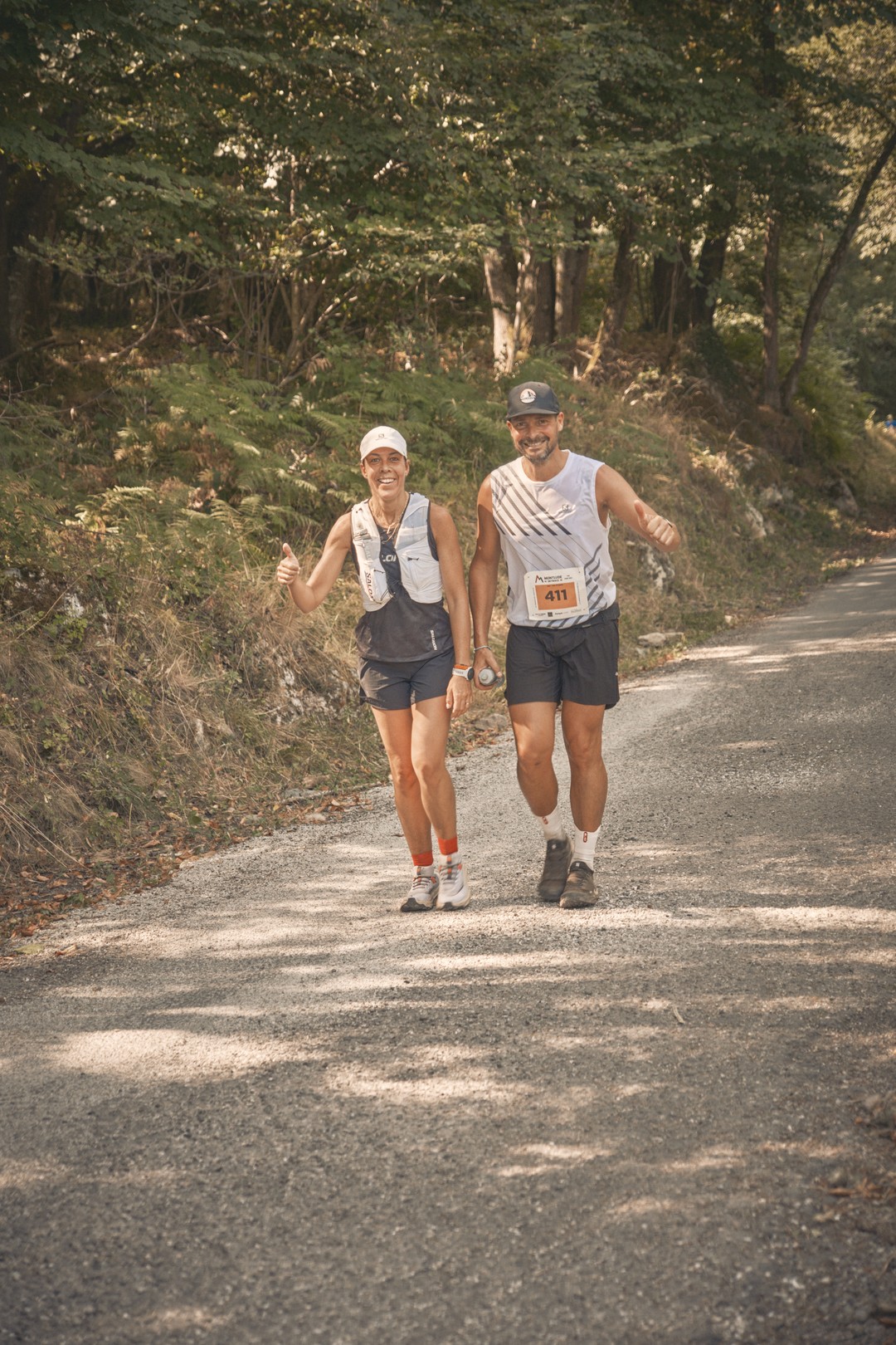 Varios participantes avanzan juntos durante la carrera al Montlude.