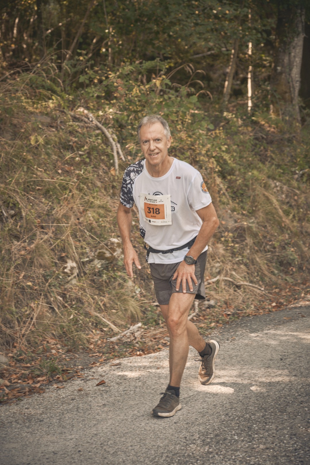 Una persona participa en la carrera al Montlude, en el recorrido.