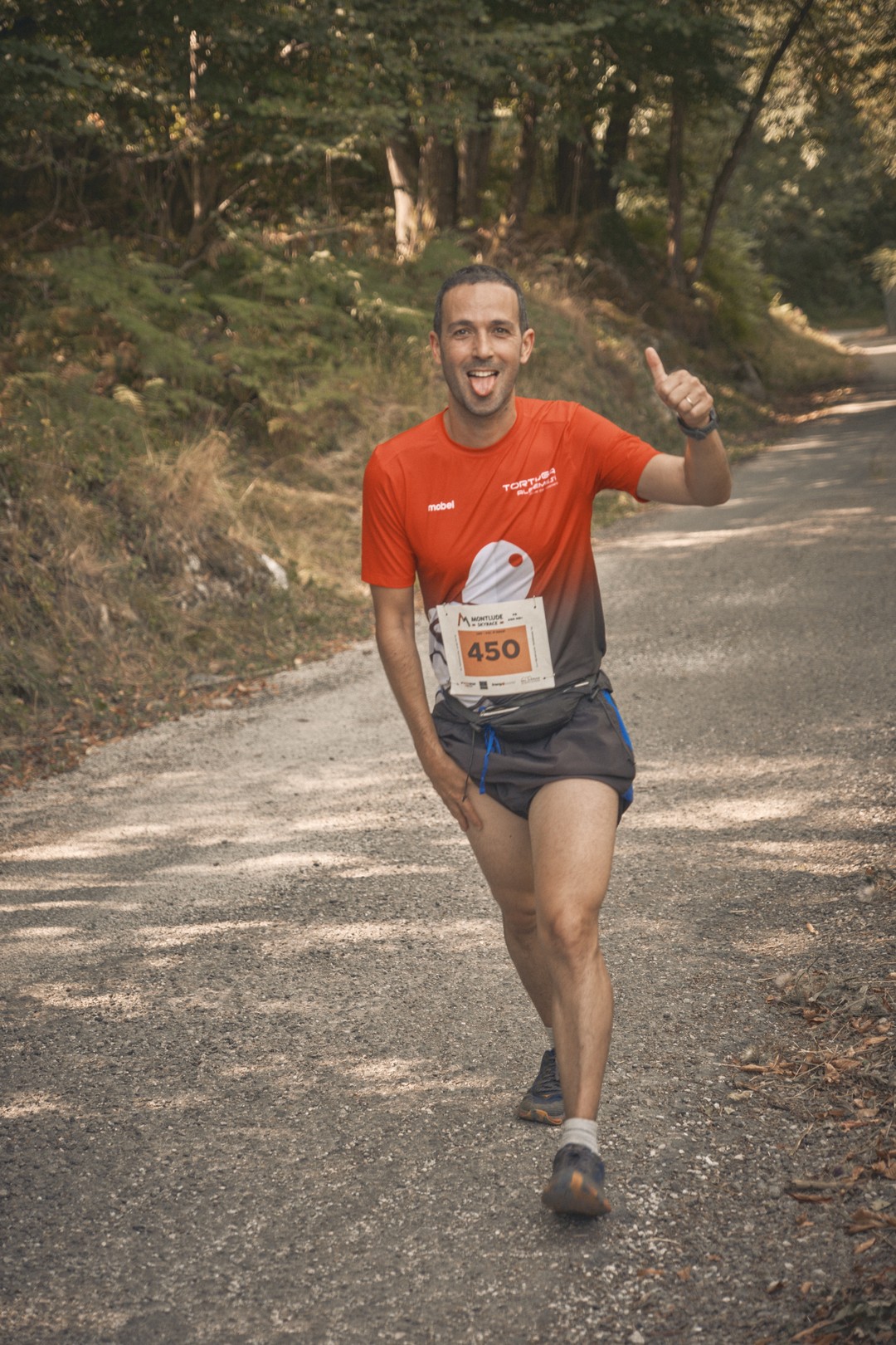 Una persona participa en la carrera al Montlude, en el recorrido.