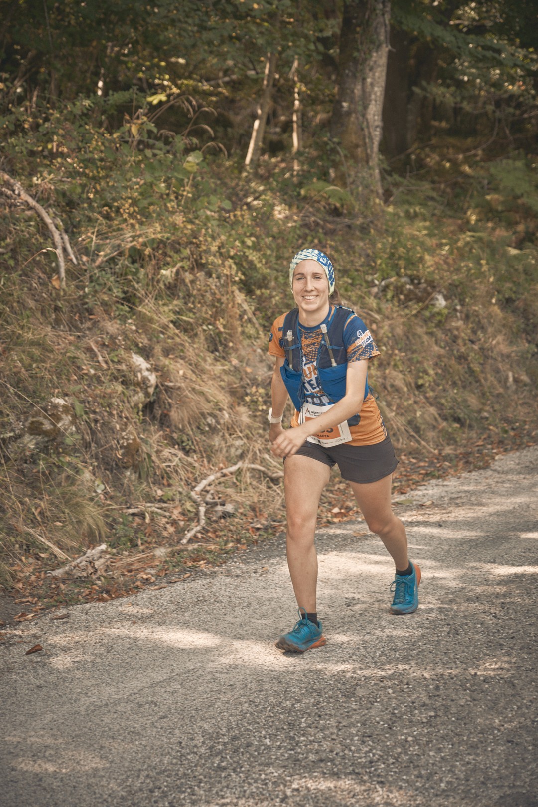 Una persona participa en la carrera al Montlude, en el recorrido.