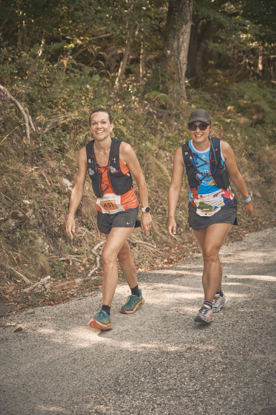 Varios participantes avanzan juntos durante la carrera al Montlude.
