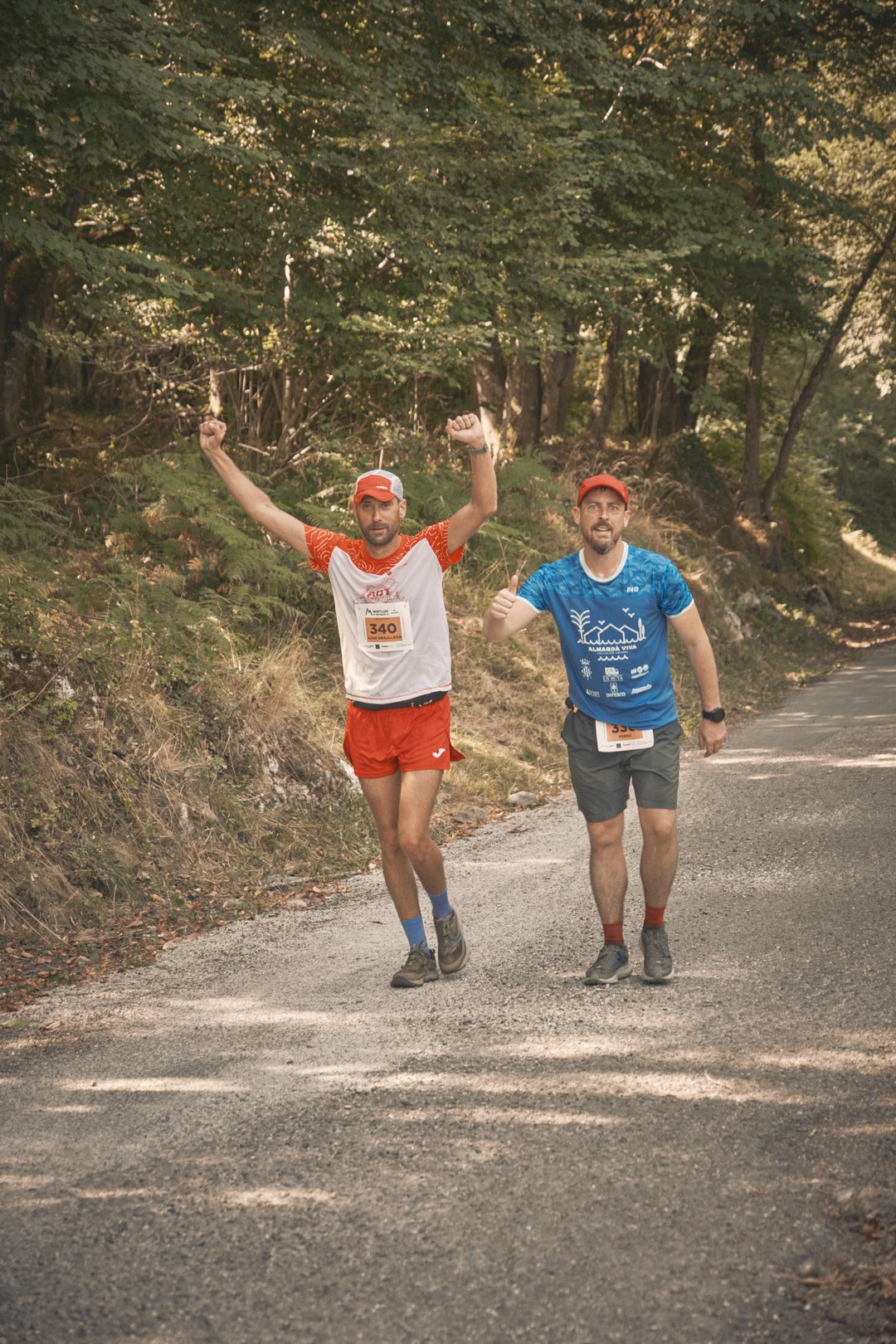 Varios participantes avanzan juntos durante la carrera al Montlude.