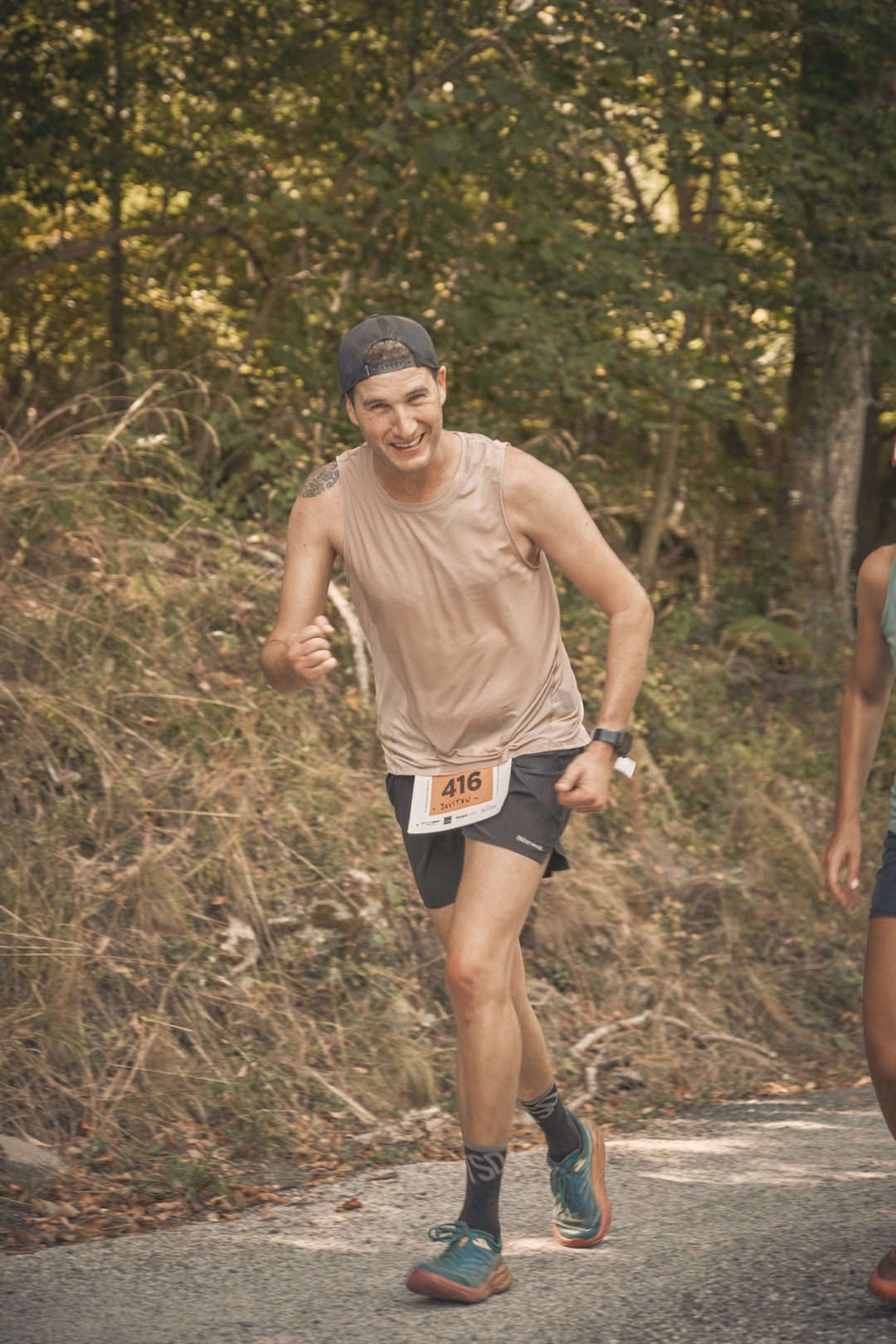 Una persona participa en la carrera al Montlude, en el recorrido.