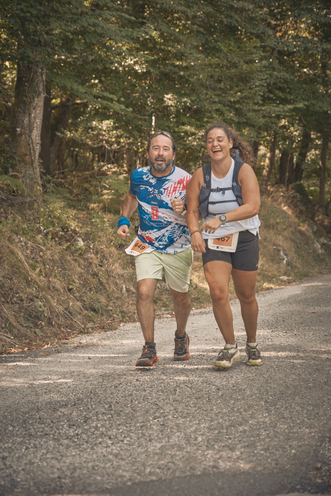 Varios participantes avanzan juntos durante la carrera al Montlude.