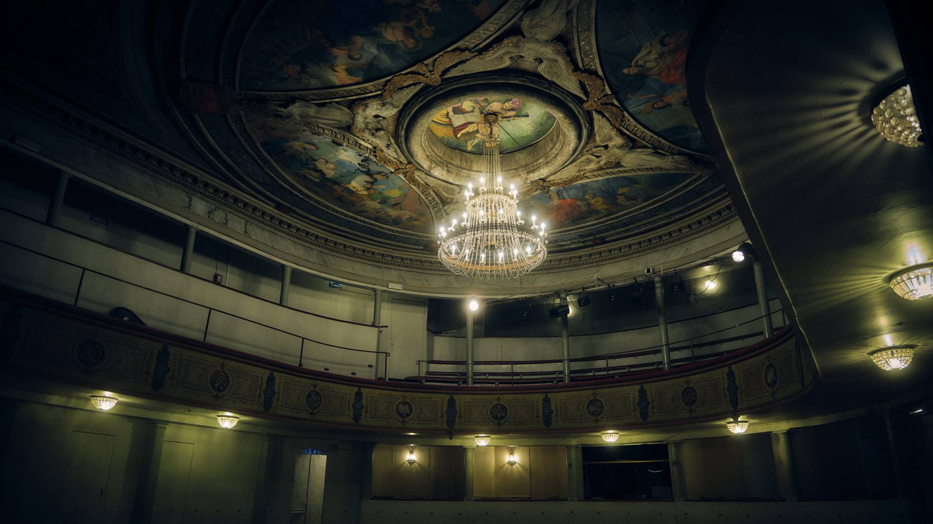 La salle du théâtre d’Auch vue depuis la scène, avant le spectacle.