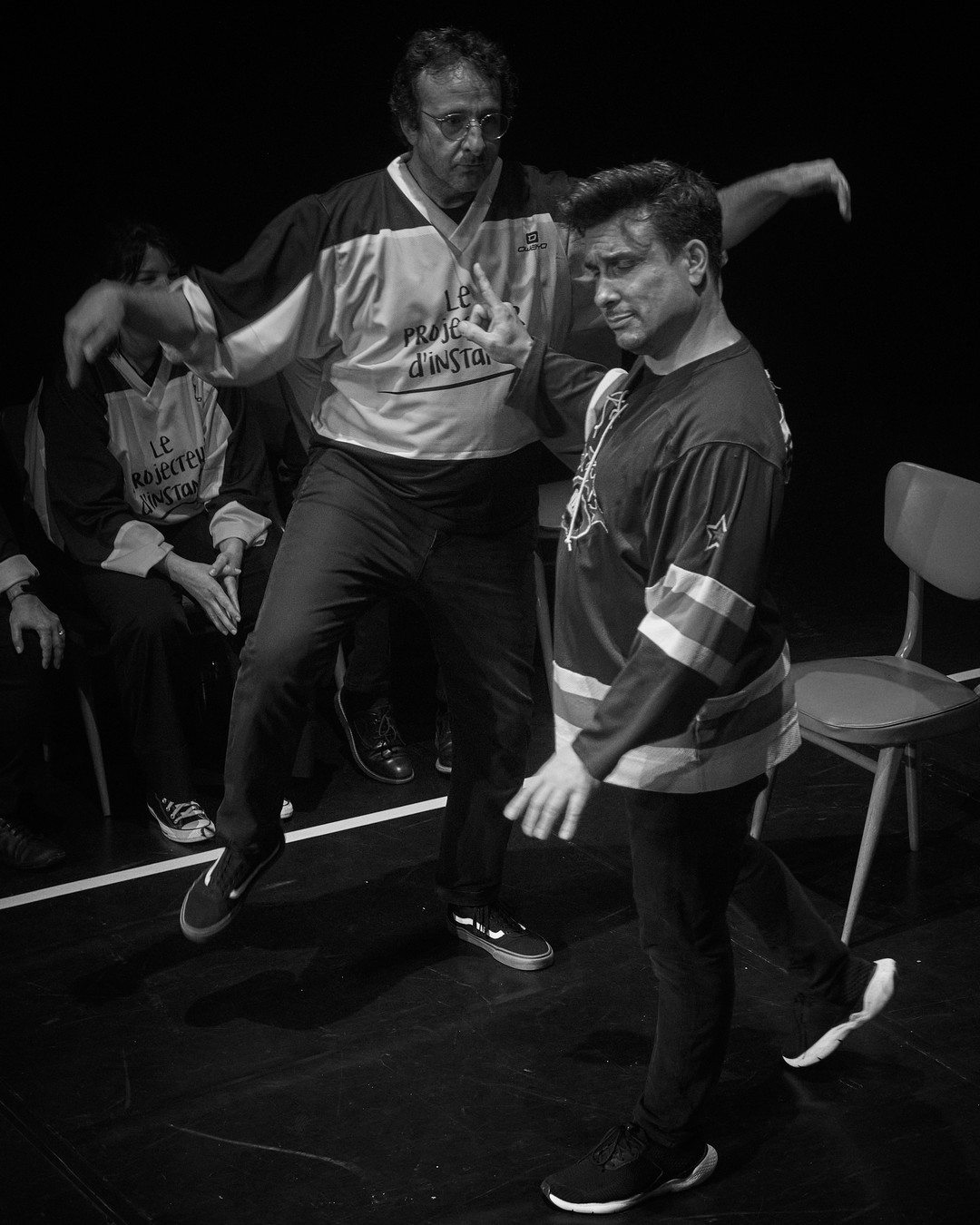 Dos jugadores interpretan una escena física en el centro del escenario.