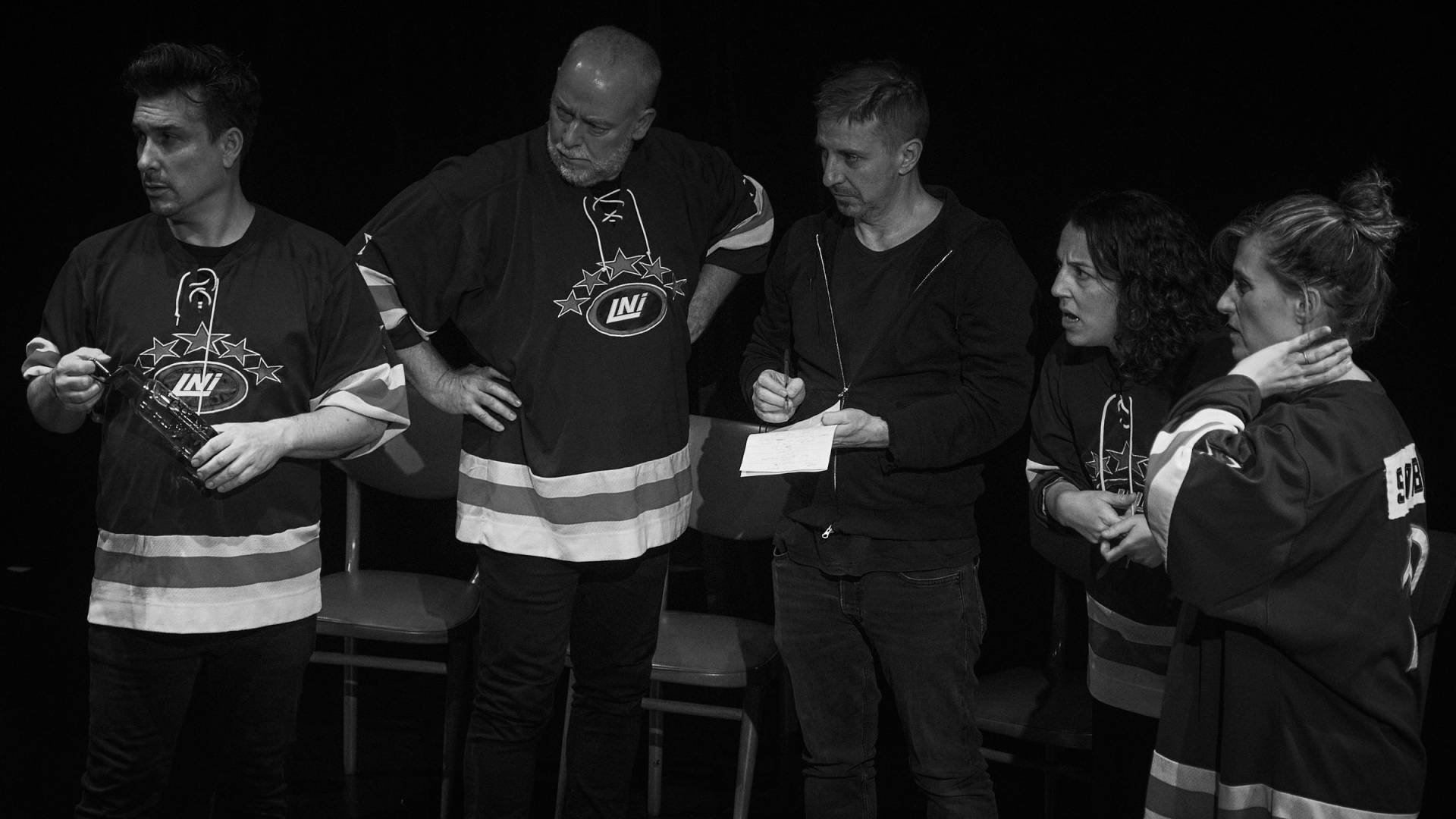 Les joueurs des deux équipes et un arbitre réunis sur le plateau.