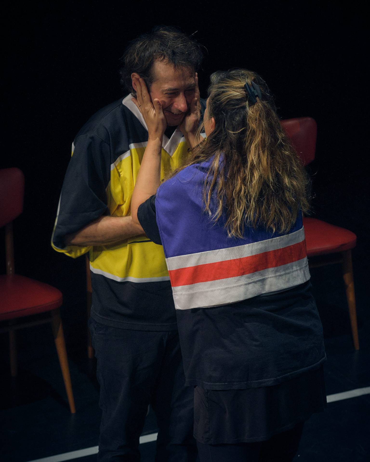 Deux joueurs face à face pendant une scène d’improvisation.