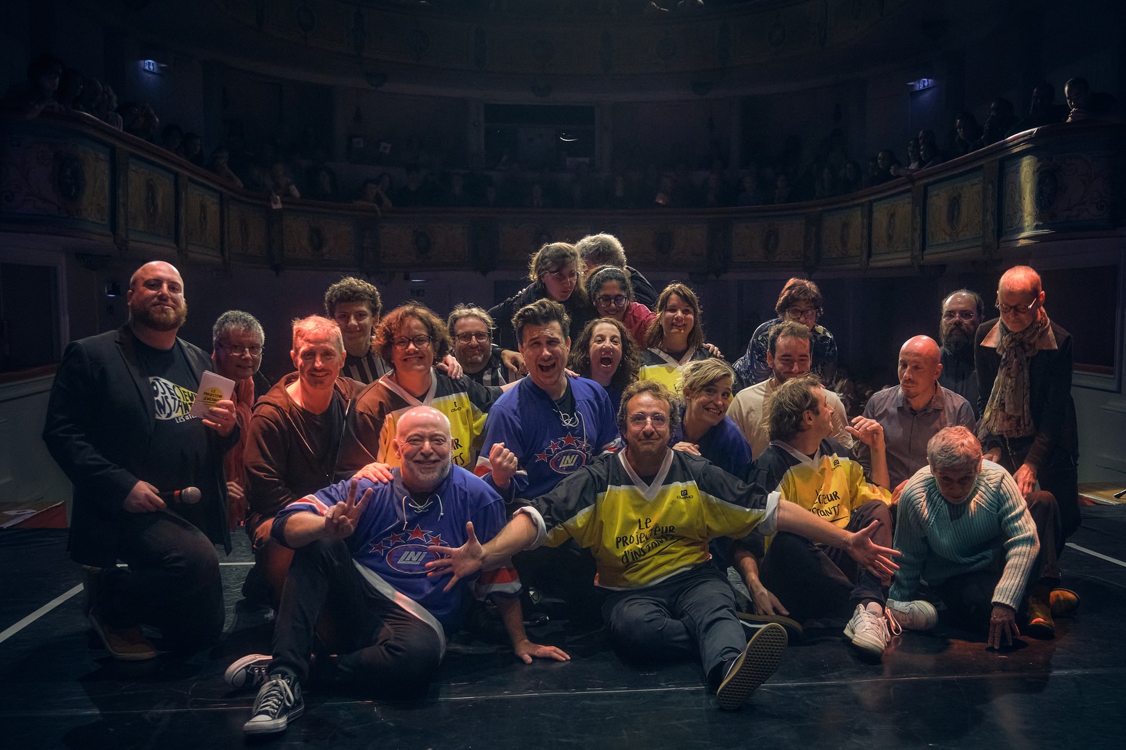 Foto de grupo de los participantes reunidos en el escenario del teatro de Auch.