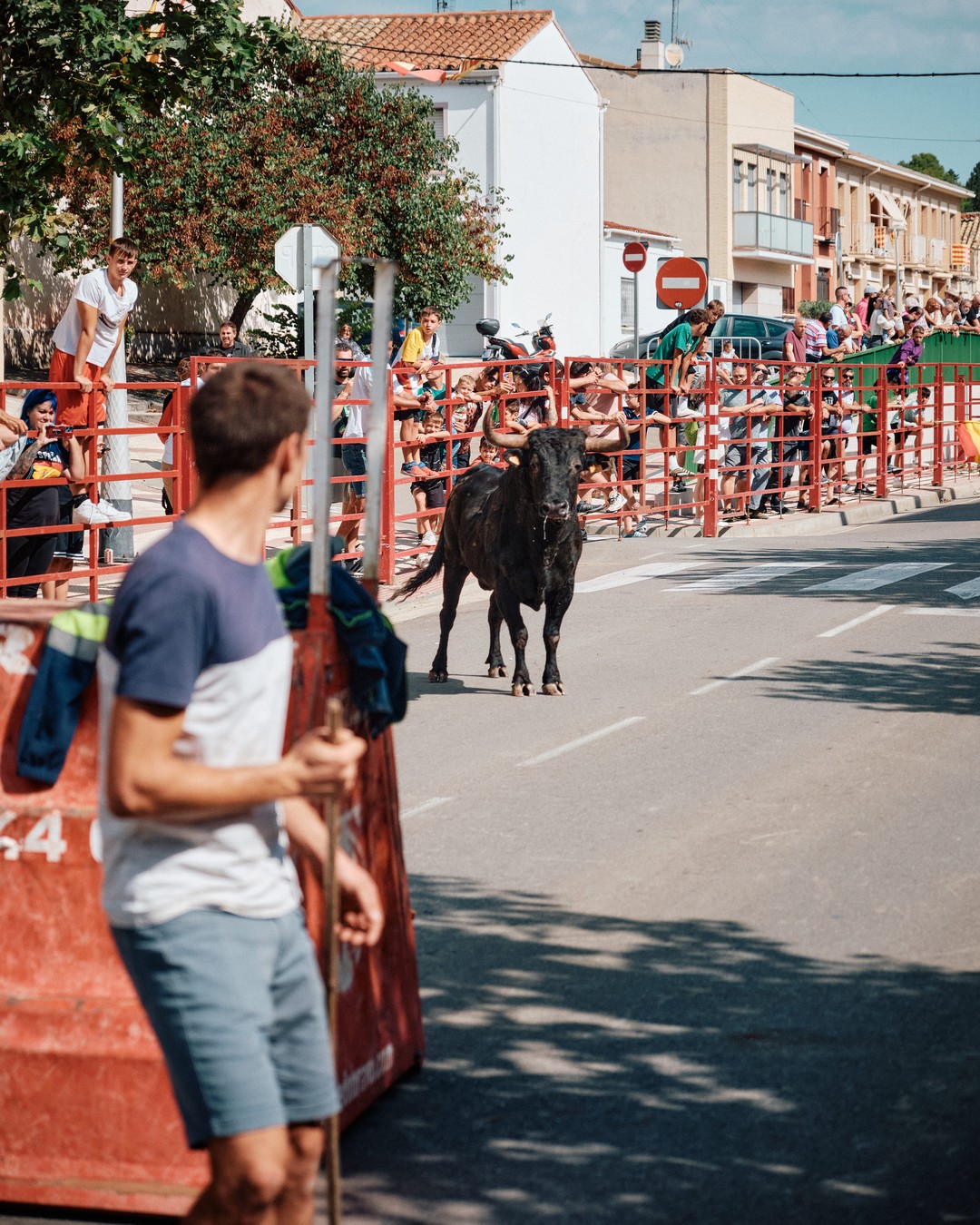 Un participante observa cómo llega un toro a la calle.